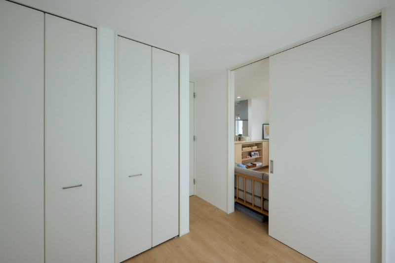 壁に溶け込む大容量クローゼットとつながるLDK