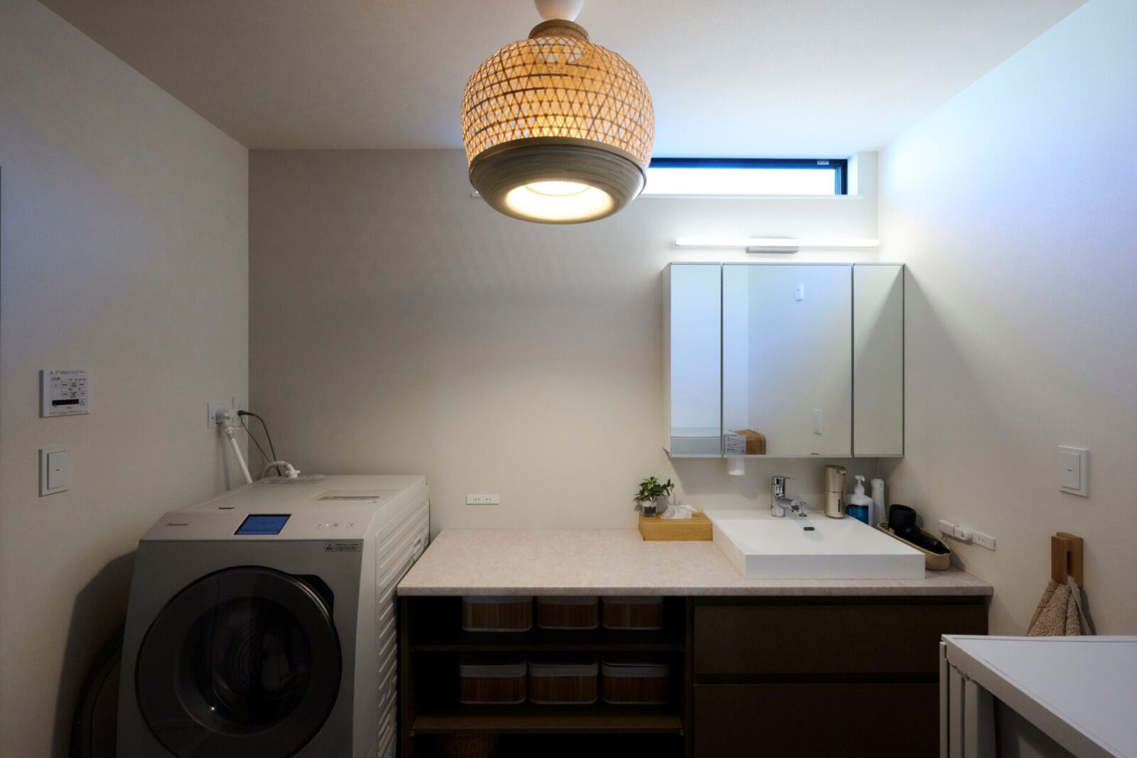 重厚感溢れるダークトーンが紡ぐ、ホテルライクな贅沢ダイニングキッチン