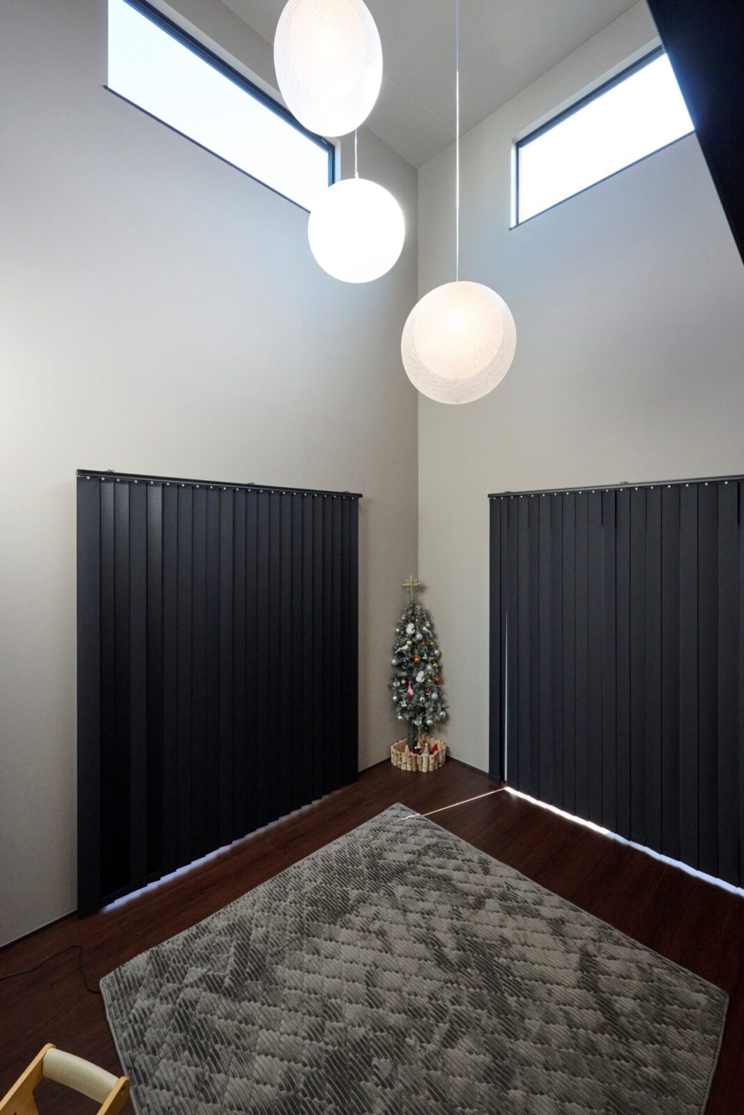 重厚感溢れるダークトーンが紡ぐ、ホテルライクな贅沢ダイニングキッチン