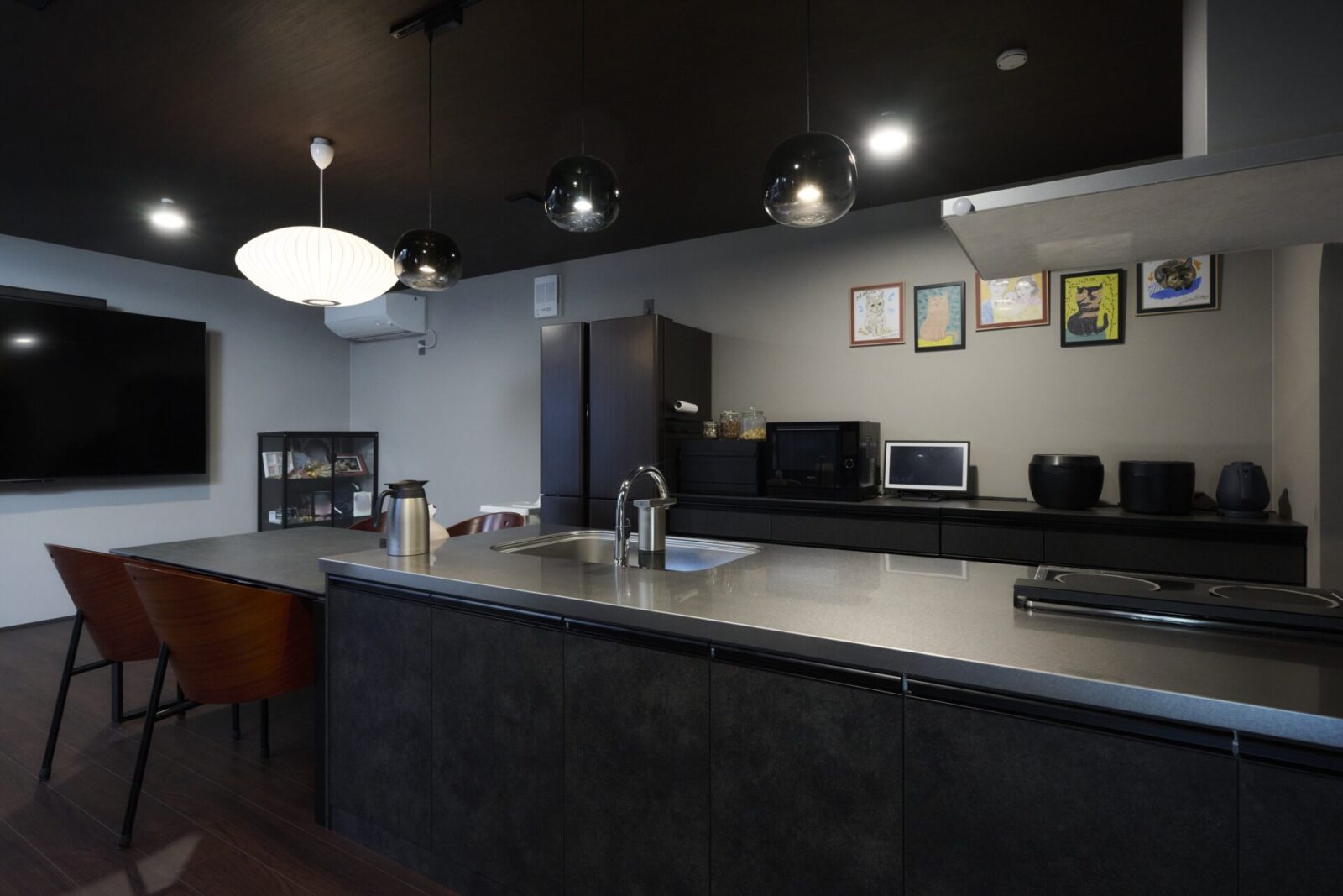 重厚感溢れるダークトーンが紡ぐ、ホテルライクな贅沢ダイニングキッチン